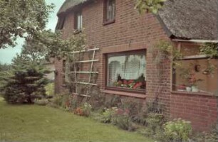 Wiesenstraße 37: Reetdachhaus mit Umbauten: Giebelseite, rechts Veranda