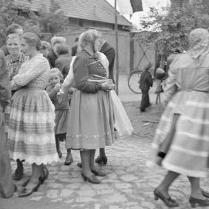 Grundsteinlegung für einen Schule in Briesen. Frauen in Spreewälder Alltagstracht. : Połoženje zakładneho kamjenja za šulu w Brjazynje. Žony w Błótowskej wšědnej drasće.
