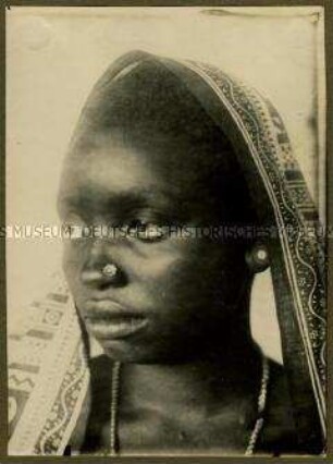 Kopfstudie einer jungen Massai-Frau mit seitlichem Blick