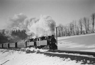 Geisingberg bei Altenberg, Schmalspurbahn mit zwei Lokomotiven am Osthang des Berges bergwärts fahrend