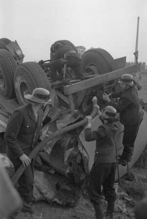 Verkehrsunfall eines Tanklastzuges mit Austritt von Heizöl.