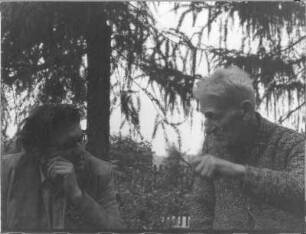 Dresden-Bühlau, Kirschauer Straße 8. Horst Drescher (geb. 1929; Schriftsteller) und Wilhelm Rudolph (1889-1982; Maler und Grafiker) im Garten