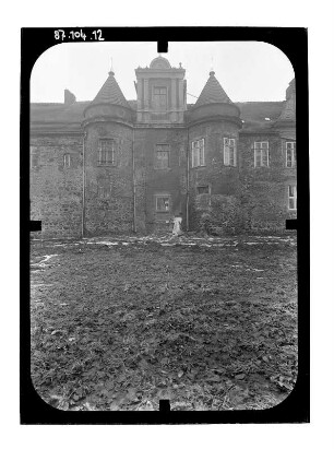 Meyenburg. Schloß (15. Jh., Umbau 1865-1866; F. Adler). Parkseite (Teilansicht)