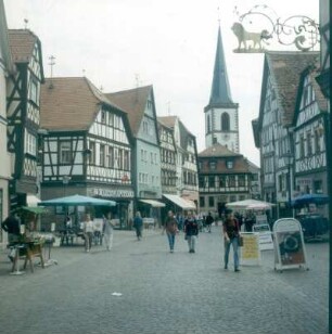 Lohr a. Main. Fußgängerzone mit Fachwerkhäusern