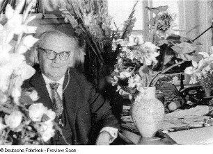 Robert Weber, Inhaber der Weinkellerei und Likörfabrik "Robert Weber", bei einem Dienstjubiläum