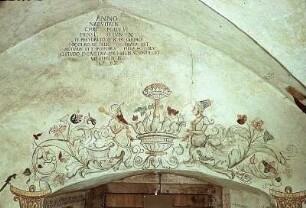 Portalbekrönung mit Rankenwerk und Halbfiguren