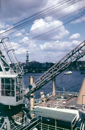Schiff fährt in den Hafen ein : Hamburg. Ausblick von der Brücke eines Schiffes auf den Hafen bei den Landungsbrücken. Hintergrund: Hauptkirche St. Michaelis
