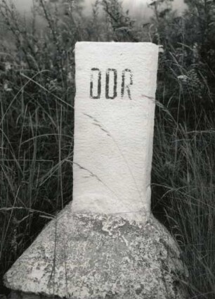 Zinnwald-Georgenfeld. Grenzstein am Grenzübergangspunkt DDR-Seite