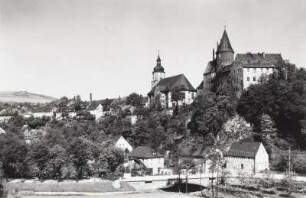 Schloß : Altstadt mit Georgenkirche und Schloß. Blick von der Straßenbrücke Karlsbader Straße über das Schwarzwasser