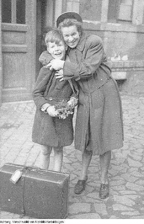 Dresden, Oschatzer Kinder helfen beim Wiederaufbau, Dresdner Schulen verteilen Schuhe an Bedürftige, 200 Aktivisten-Kinder fahren nach Ungarn, Jenny Matern mit Walter Gäbler, 1946