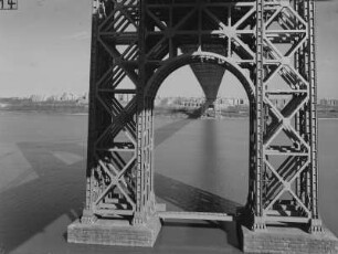 New York, Blick durch einen Pfeiler der George-Washington-Brücke über den Hudson River