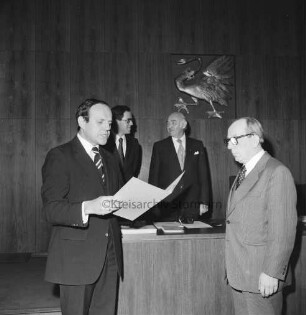Kreistagssitzungssaal: Kreistagssitzung: Ehrung: Überreichung der Ehrenmedaille des Kreises in Silber an Kreisrat Herbert Breede (SPD), Ahrensburg, durch Kreispräsident Hubert Priemel: im Hintergrund Landrat Hans-Henning Becker-Birck