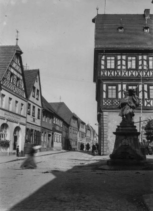 Rathaus von Bad Staffelstein : Brunnen mit Statue des heiligen Johann Nepomuk vor dem Rathaus von Bad Staffelstein