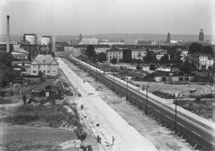 Dresden-Südvorstadt, Budapester Straße. Im Bau befindliche stadtauswärtsführende Fahrbahn. Blick vom Fabrikgebäude an der Brücke der Jugend zum Stadtzentrum