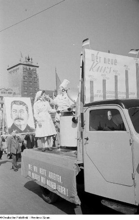 Festwagen im Demonstrationszug
