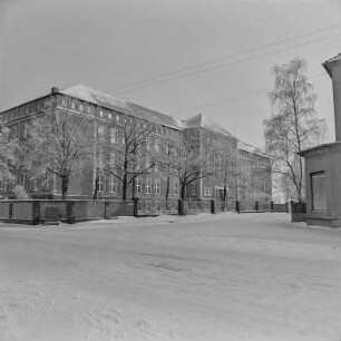 SP im Rauhreif : Bautzen. Sorbisches Institut für Lehrerbildung, Friedrich-List-Straße. Straßenansicht