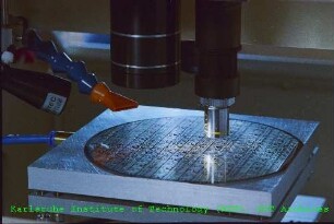 Detailaufnahme der Lasereinheit und der Materialprobe der Excimerlaseranlage zur optischen Mikrostrukturierung von Kunststoffbauteilen und Keramiken am Institut für Materialforschung (IMF)