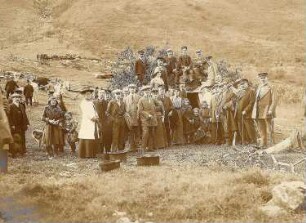 Norwegen. Gruppenbild mit Touristen der Hapag und Samenfamilie in ihrem Lager bei Tromsø