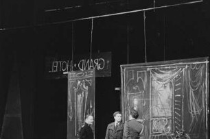 Szenenbilder aus "Schule der Diktatoren", Komödie von Erich Kästner. Münchner Gastspiel im Hebbel-Theater Berlin 1957