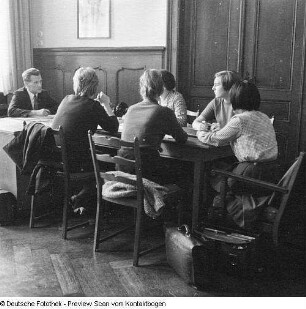 Gottfried Richter, langjähriger Direktor der Kreuzschule Dresden, im Kreis einiger Lehrer
