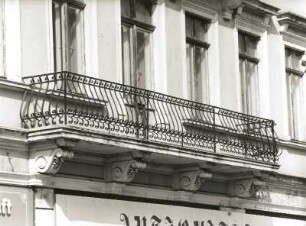 Dresden-Neustadt, Bautzner Straße 23/25. Doppelwohnhaus mit Läden (um 1892, 1897-1908). Balkon und Fenster (Nr. 23, 1. Obergeschoß)