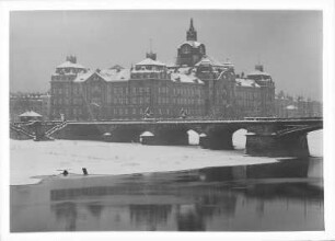Dresden, Blick über die Elbe auf das Ministeralgebäude und die Carolabrücke
