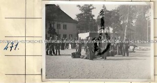 Zivilisten und Angehörige der Ordnungspolizei auf einen Kasernenhof