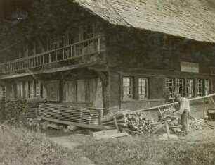 Am Schwarzwaldhaus, Sägen von Feuerholz
