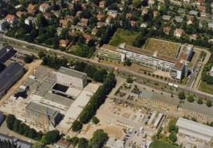 Baustelle Sächsische Landesbibliothek - Staats- und Universitätsbibliothek Dresden, Zentralbibliothek. Im Mittelgrund Wohnhäuser (zwischen Räcknitzer Marktweg, Erlweinstraße und Egon-Erwin-Kisch-Straße) und Bürogebäude DrePunct : Dresden-Räcknitz, Zellescher Weg 18. Baustelle Sächsische Landesbibliothek - Staats- und Universitätsbibliothek Dresden, Zentralbibliothek. Im Mittelgrund Wohnhäuser (zwischen Räcknitzer Marktweg, Erlweinstraße und Egon-Erwin-Kisch-Straße) und Bürogebäude DrePunct. Luftbild-Schrägaufnahme von Südsüdost