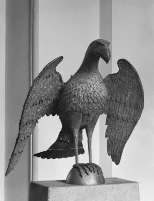 Adler von einem Lesepult