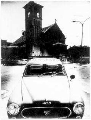 Peugeot 403 vor einer Kirche (Altersgruppe 14-17)