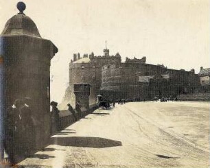 Edinburgh/ Schottland. Eingang zum Edinburgh Castle mit Touristen, Pferdekutschen an der Mauer der Festung