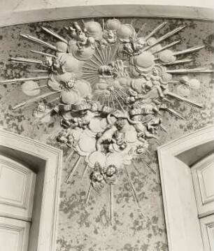Gloriole über dem Weihwasserbecken : Jagdschloss Wermsdorf, Schlosskapelle. Gloriole an der Eingangsnische über dem Weihwasserbecken