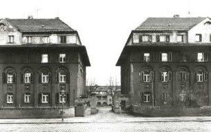 Dresden-Löbtau, Dölzschener Straße 17/19 und 21/23. Wohnhäuser (Johann-Meyer-Häuser) (1911; H. Erlwein). Straßenfront mit Haupteingangs-Toranlage