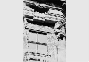 Blick auf die zerstörte Fassade des Kaiser-Friedrich-Museums