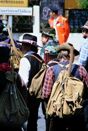 Flößer mit Rucksäcken beim Umzug