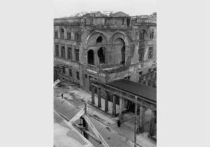 Blick auf den zerstörten Übergang und die zerstörte Fassade des Neuen Museums