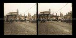 Passanten an der Panteleimon Kettenbrücke über die Fontanka, St. Petersburg