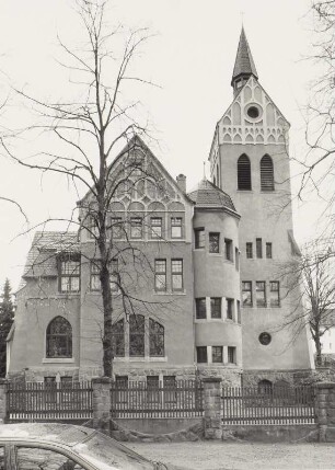 Mittweida, Sankt Laurentiuskirche : Mittweida, Sankt Laurentiuskirche mit Wohnhaus und Gemeindehaus, Damaschkestraße 1, Straßenfront mitb Einfriedung (Gabelsberger Straße)