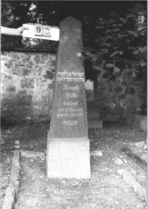 Grabstein 93 (Index: 100105798) Material: polierter Granit auf Granit Zustand: sehr gut Maße HxBxT: 166x41x41 cm Beschreibung: Obelisk auf Sockel Steinmetz: Wagner: Grabstein 93