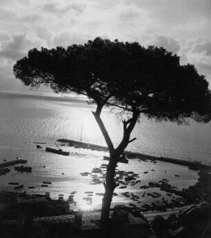Neapel. Bootshafen am Fuße des Monte di Posillipo