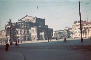 Dresden-Altstadt. Blick über den Theaterplatz zum Opernhaus und zum Hotel Bellevue