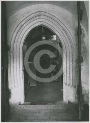 Nördliches Portal an der evangelischen Kirche Löwen