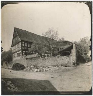 Befestigter Hof, Kühndorf: Außenansicht der Mauer und Fachwerkhaus von der Straße