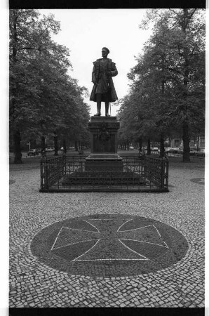 Kleinbildnegativ: Prinz-Albrecht-von-Preußen-Denkmal, 1982