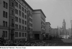 Neubauten in der Windmühlenstraße, im Hintergrund das Neue Rathaus