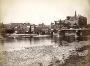 Meißen. Albrechtsburg und Dom : Meißen. Burgberg mit Bischofsschloss (ab 10. Jahrhundert), Albrechtsburg (1471-1500) und Dom (beg. um 1260). Blick vom rechten Ufer über die Elbe und Altstadtbrücke nach Nordwesten. Fotografie von Freimund Edlich, Dresden 1885. Albuminabzug ohne Trägerkarton mit einbelichteter Bezeichnung "F. Edlich Dresden phot. / 1885."; 22,6 x 29,5 cm. Verso autograph mit Bleistift nummeriert und betitelt