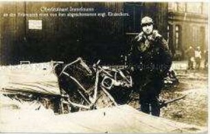 Max Immelmann vor einem Flugzeugwrack