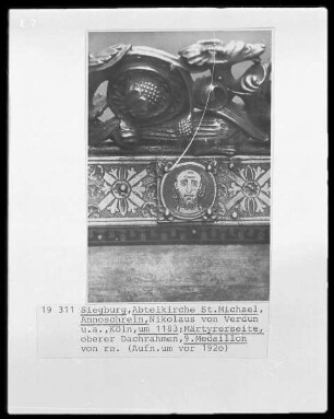 Annoschrein — Dach mit Szenen aus dem Leben des heiligen Anno — Dachschräge der Märtyrerseite — Dachrahmen mit vegetabilen Ornament und Portraitplättchen von Heiligen — Plättchen mit Heiligem
