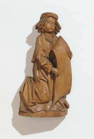 Kniender Engel mit Schriftband aus einer Gruppe von zwei Engeln vom Marienaltar der Kirche Heilig Kreuz in Coburg. Zugehörig: Maria auf der Mondsichel und vier Reliefs